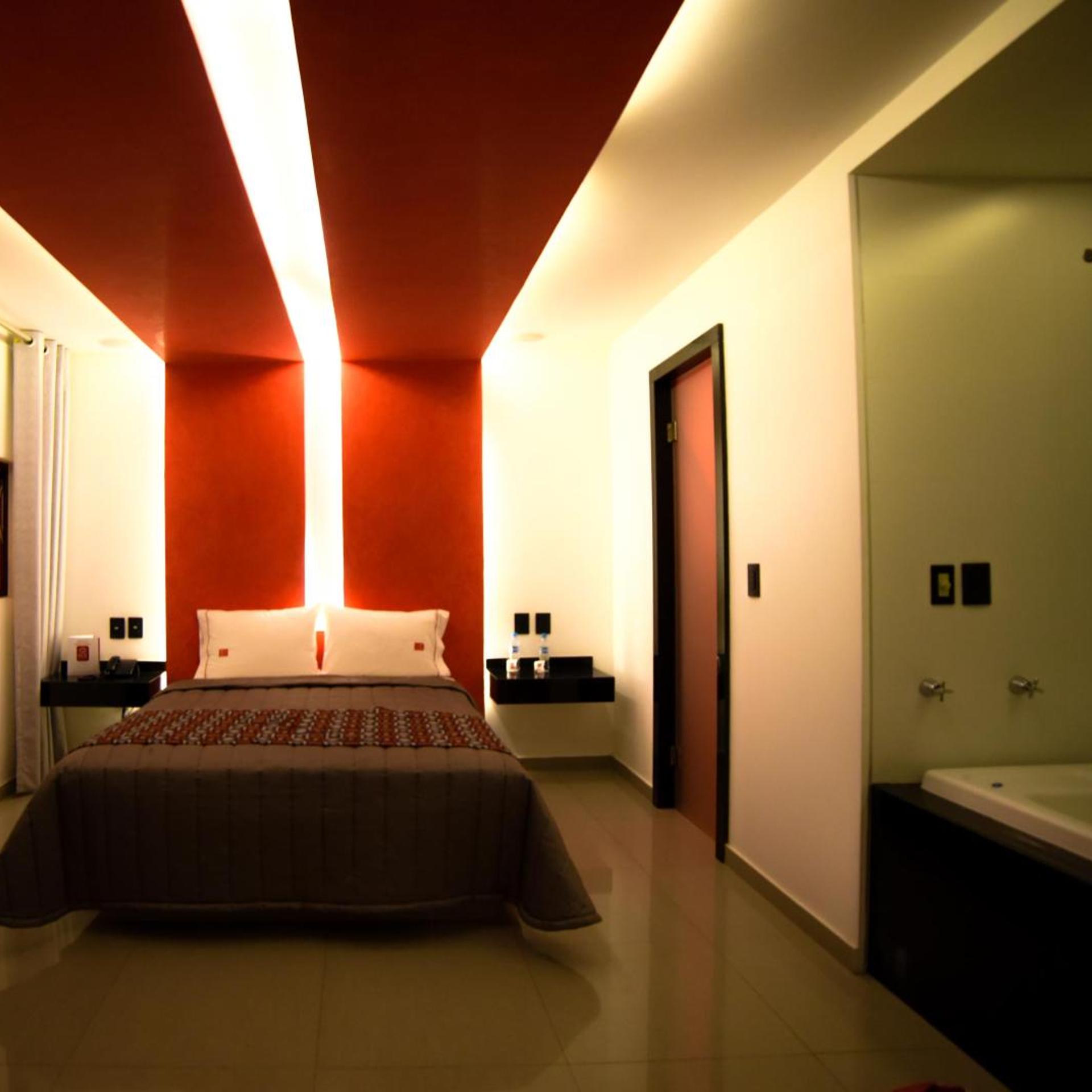 Suite, Hot Tub, Six Hotel 8/10