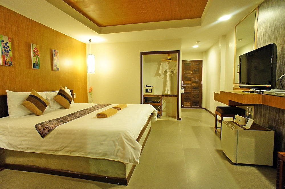 The Hideaway Resort 8/31