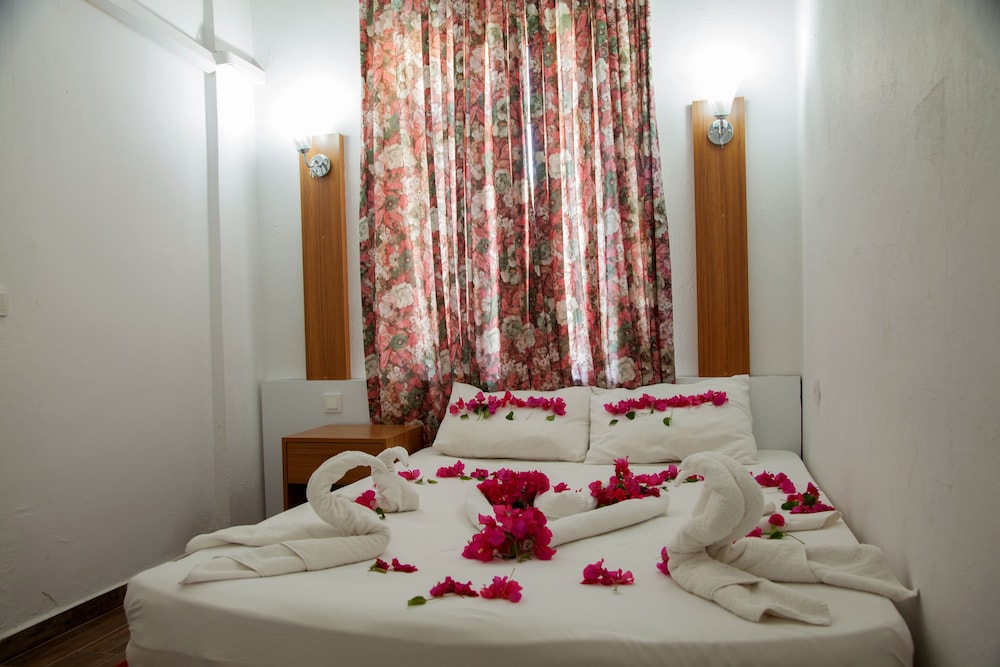 Naz Garden Apart Hotel 8/30