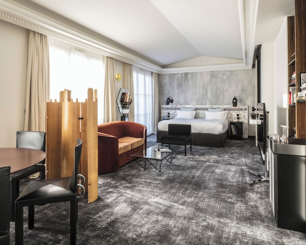 Suite, Balcony