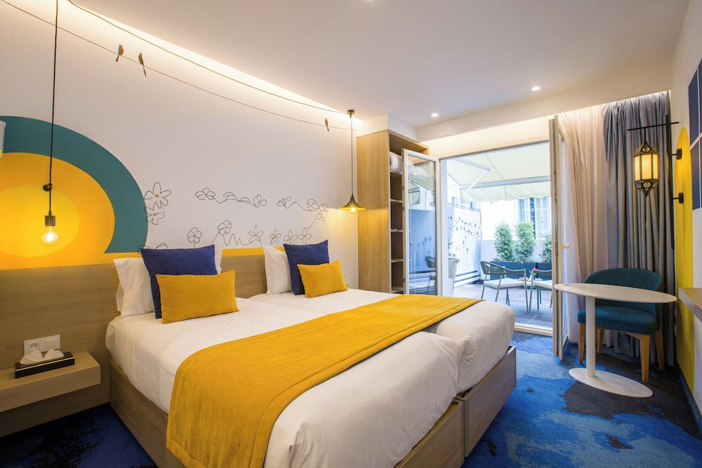 DELUXE, DOUBLE OR TWIN BED