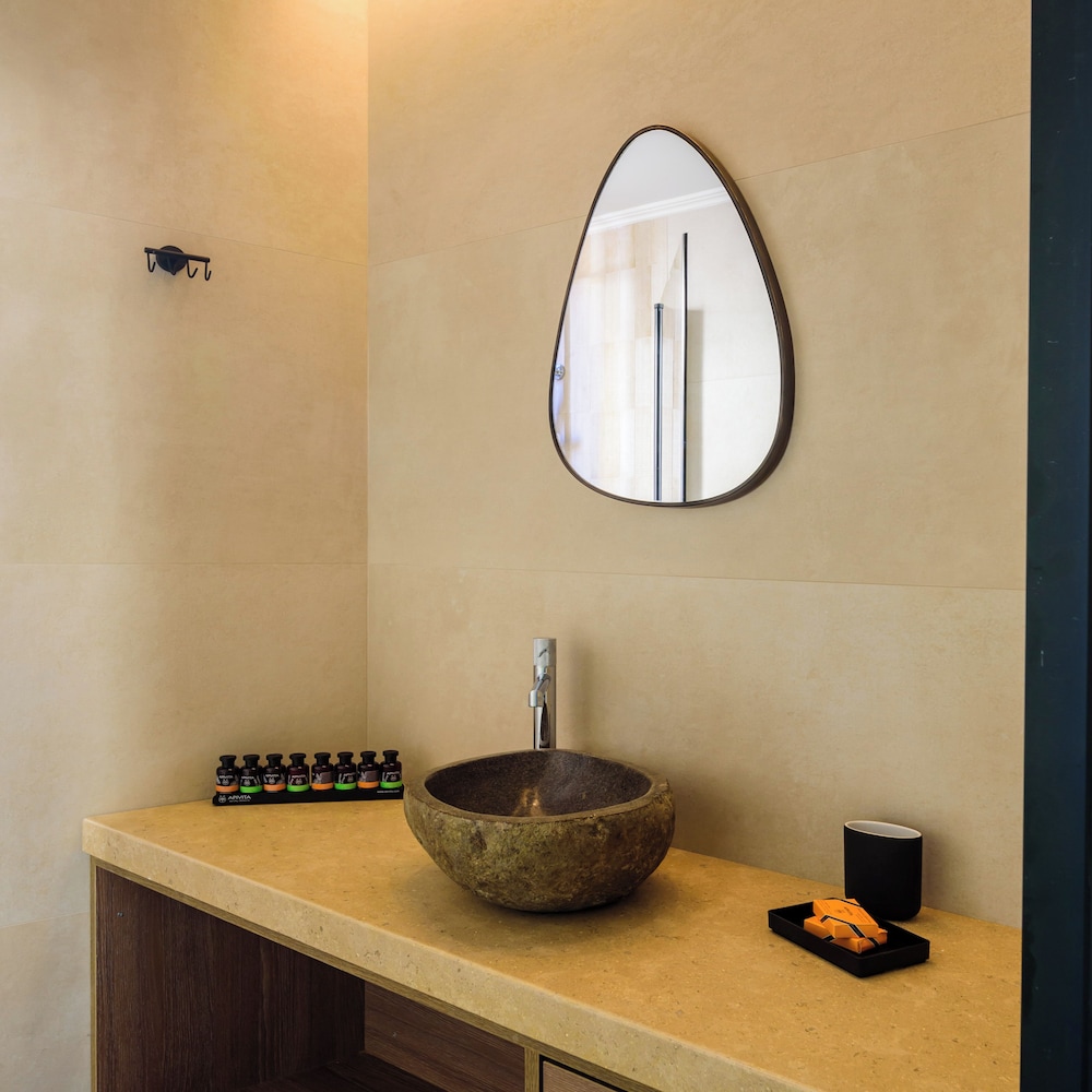 Arthur Suites 60/60