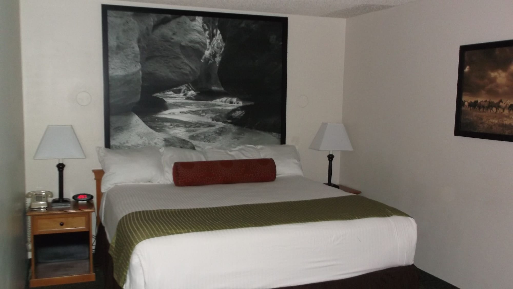 جناح بسرير كينج وسرير كوين، Super 8 by Wyndham Salina/Scenic Hills Area 2/5