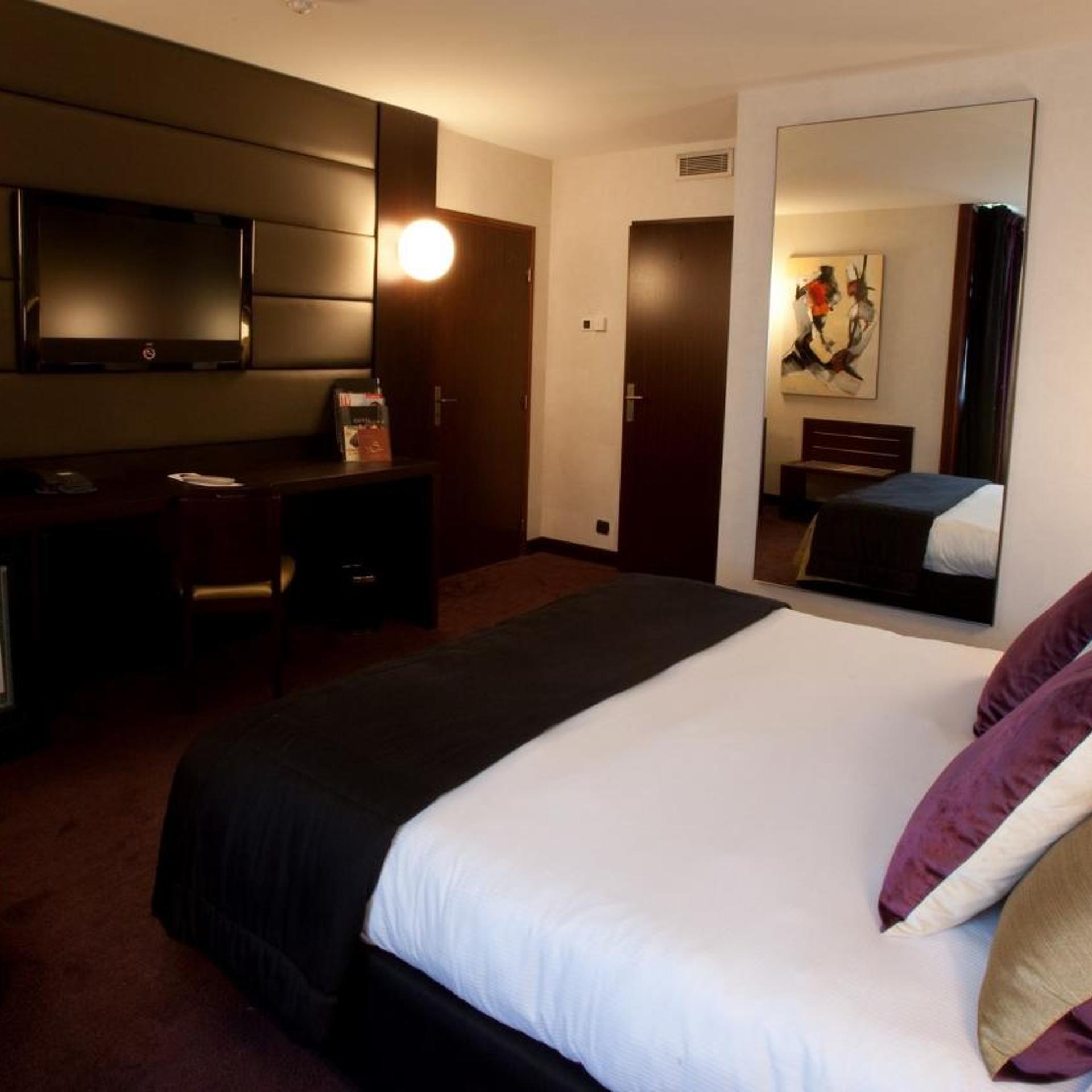 Connecting or Adjoining, Prestige, Double Bed