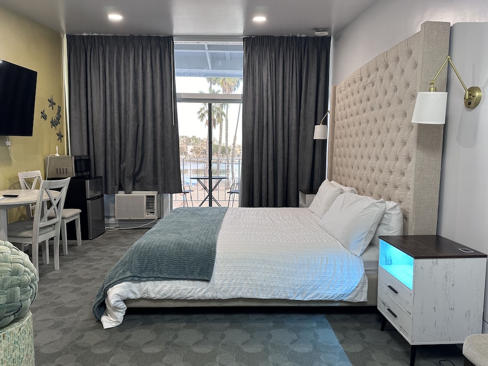 Renovated, Luxury, King Bed, Marina View