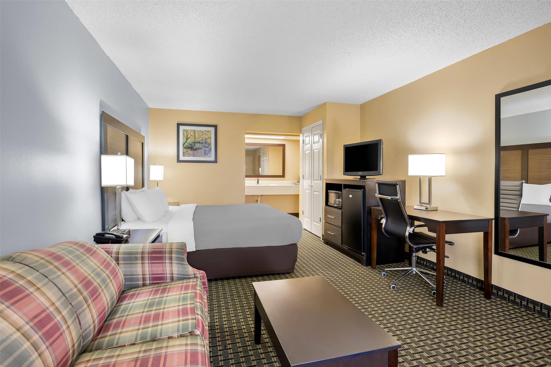 غرفة بسرير كينج للمدخنين، Quality Inn Perry - National Fairgrounds Area 3/6