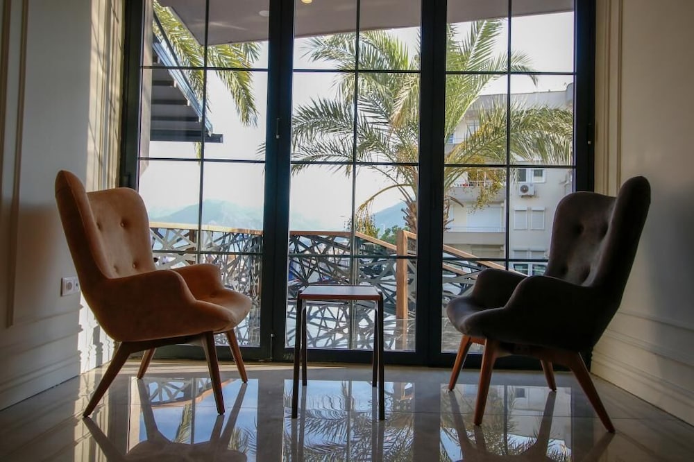 Aurasia Beach Hotel 45/69