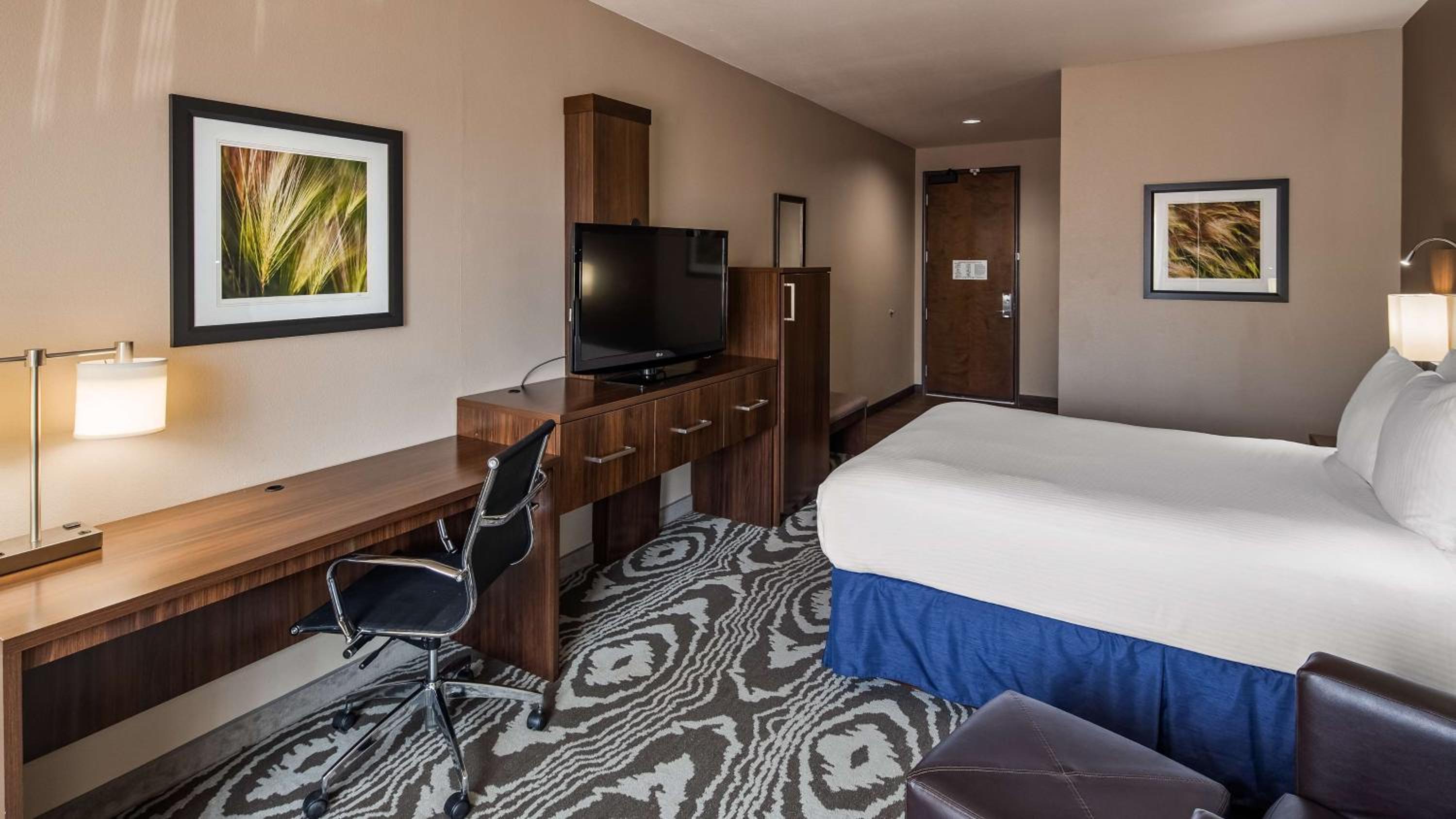 غرفة مفردة بسرير كينج مع أريكة، Best Western Plus Williston Hotel & Suites 3/5