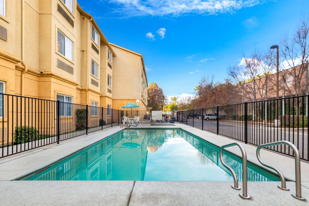 La Quinta Inn & Suites by Wyndham Tulare 4/40