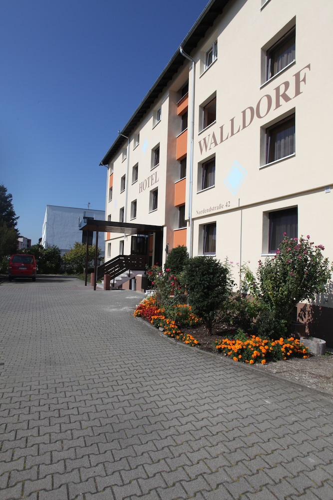 AIRPORT HOTEL WALLDORF 29/31
