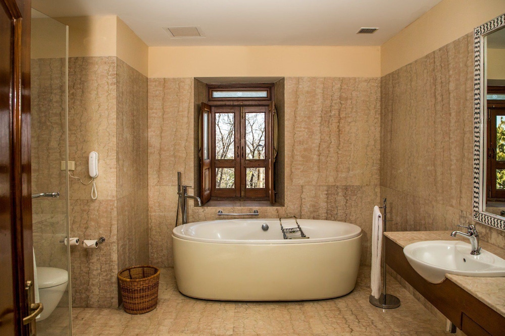 SUITE, KING BED