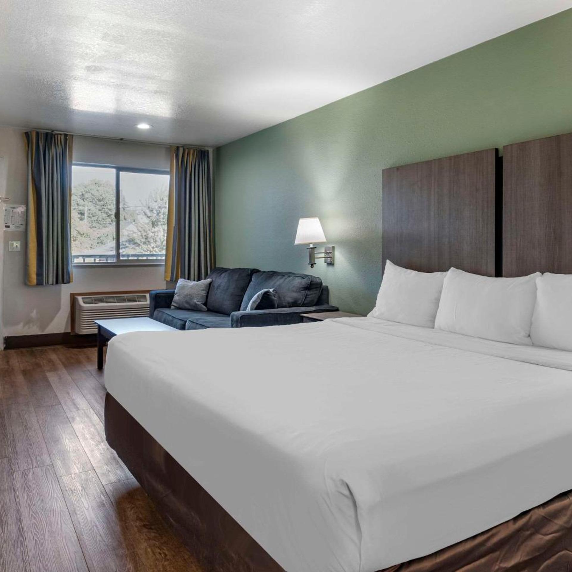 SUITE, KING BED