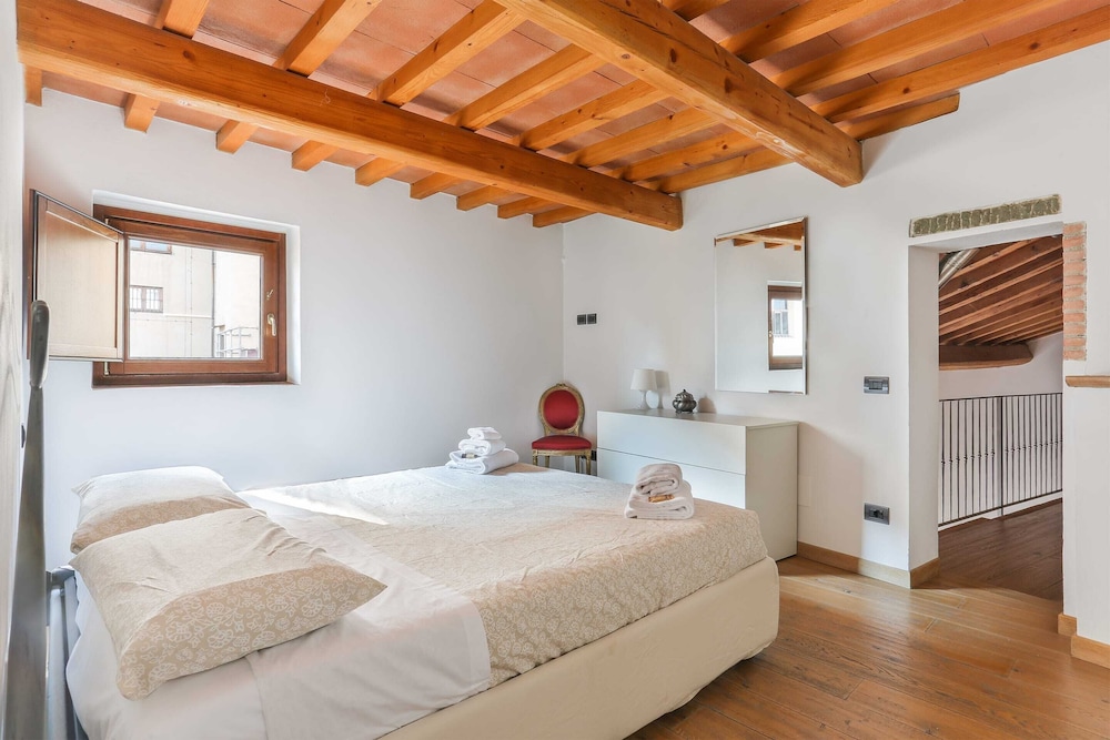 Uffizi Suite I in Florence-hosted by Sweetstay 2/16