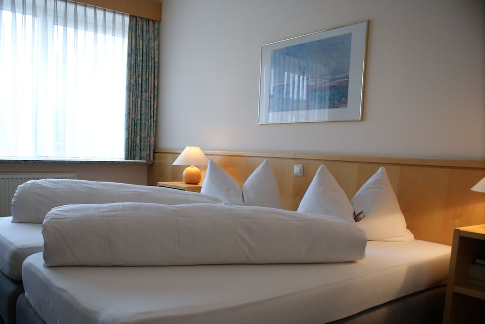ROOM, DOUBLE BED