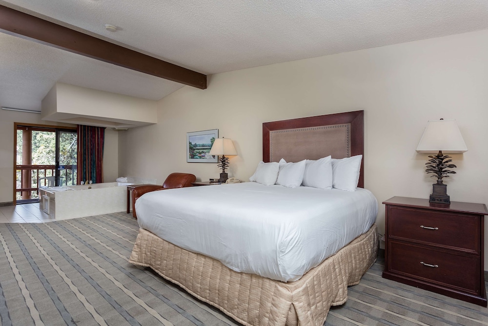 DELUXE, KING BED, RIVER VIEW, JETTED TUB