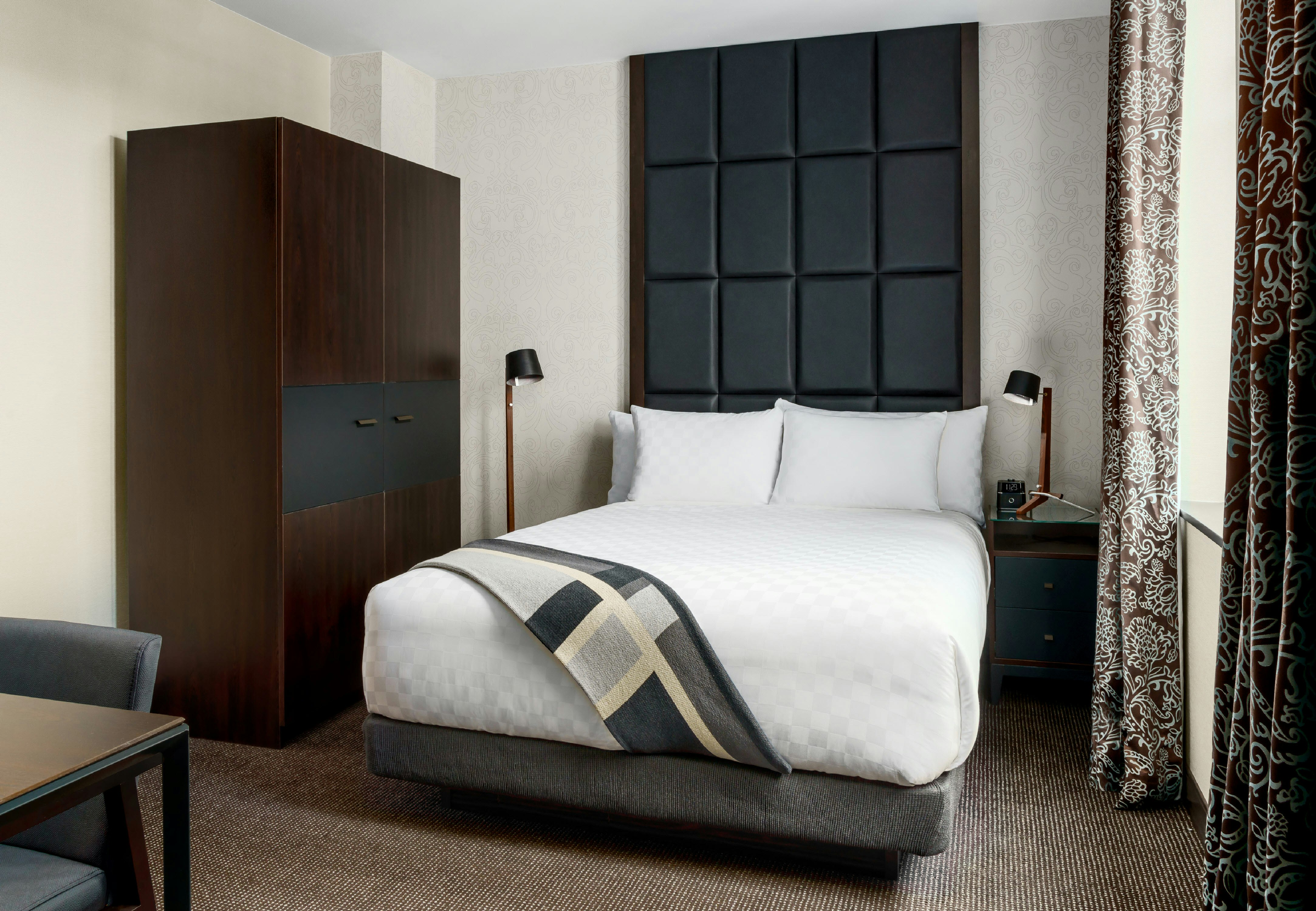 ROOM, QUEEN BED, ACCESSIBLE