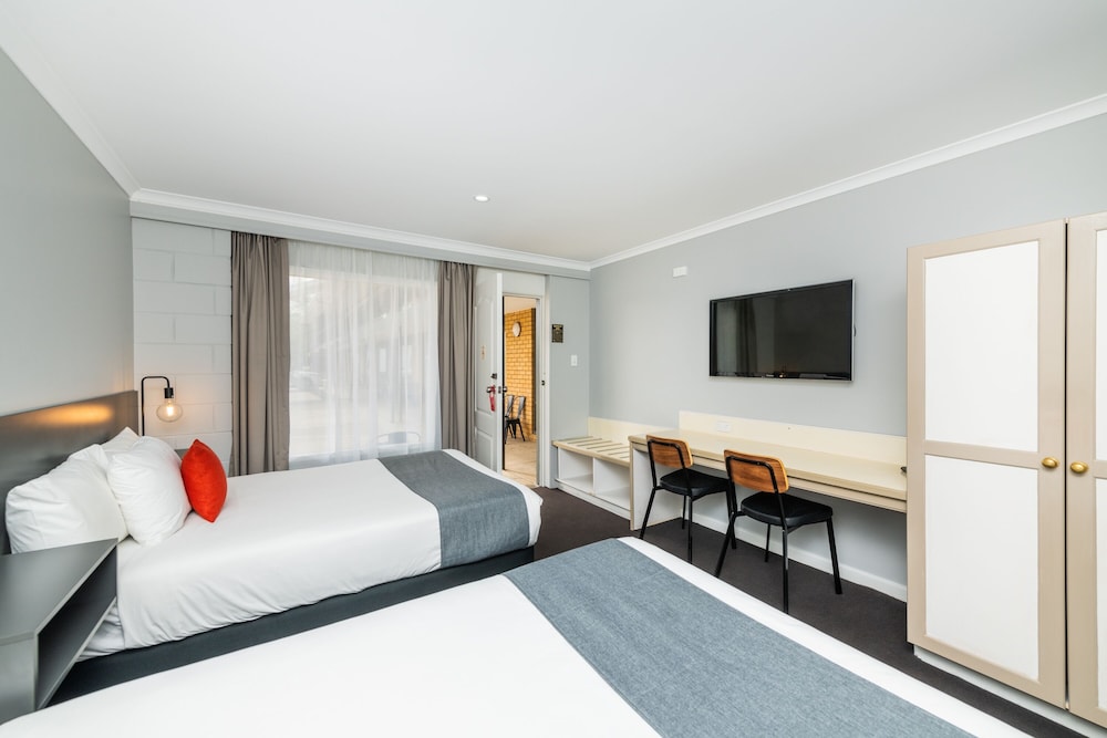 ROOM, DOUBLE OR TWIN BED