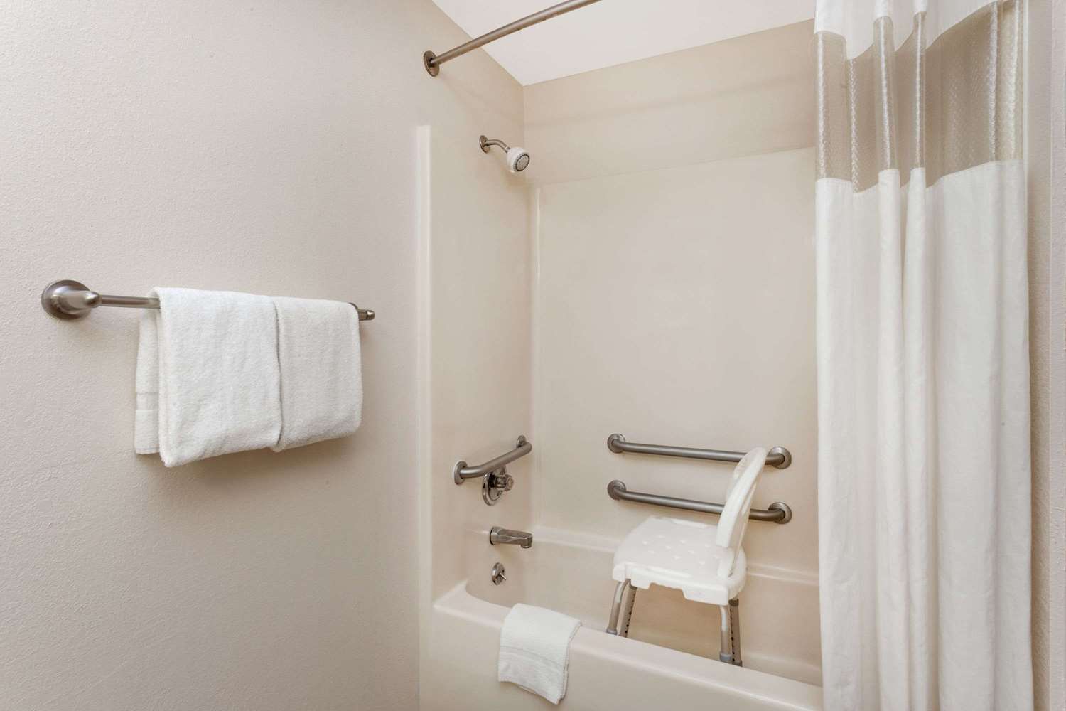 Days Inn By Wyndham Charleston 13/13