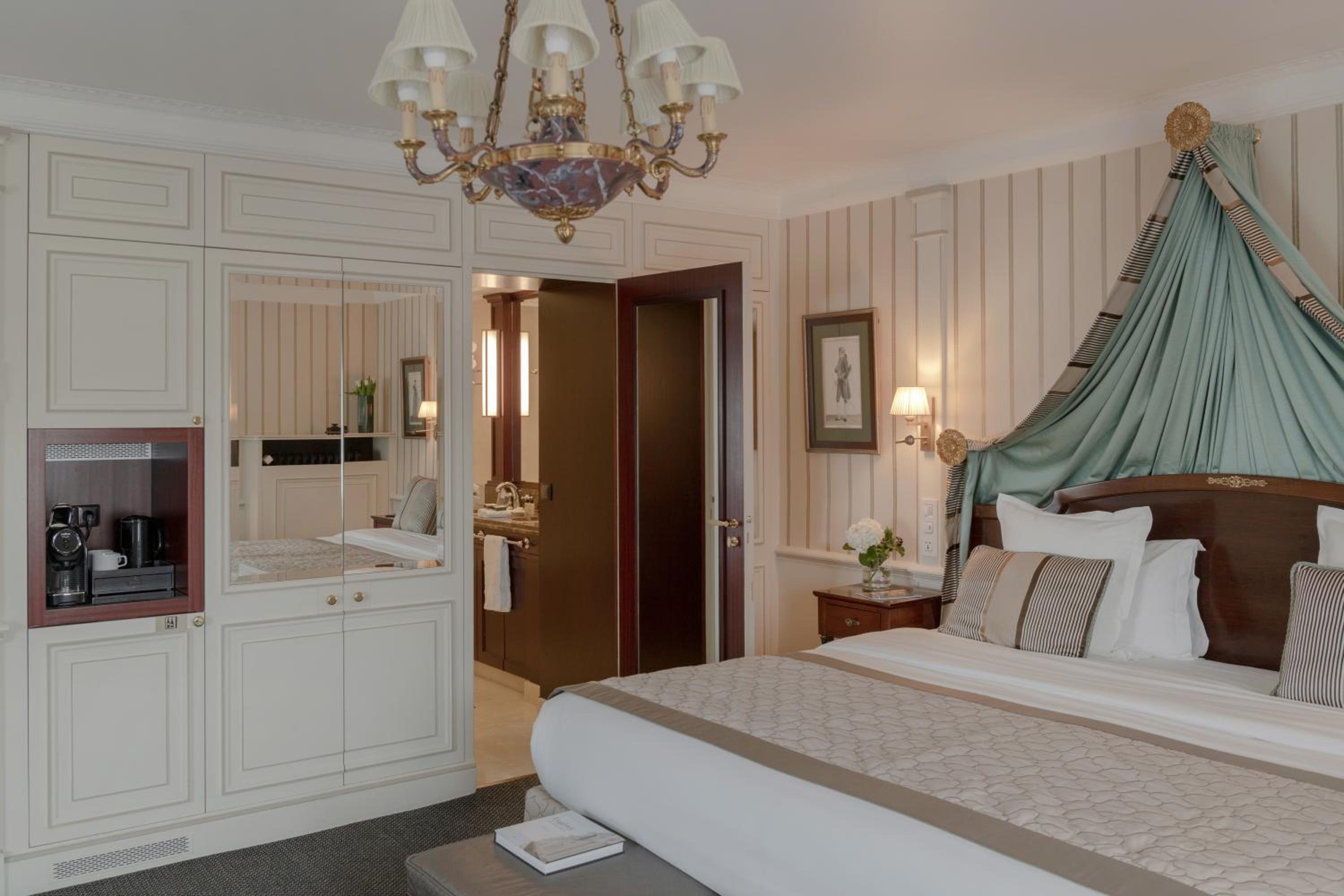 Avenue, Junior Suite, King Bed, Sofa