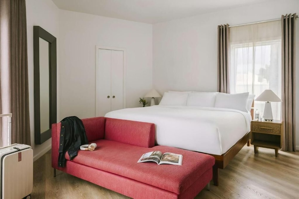 DELUXE, SUITE