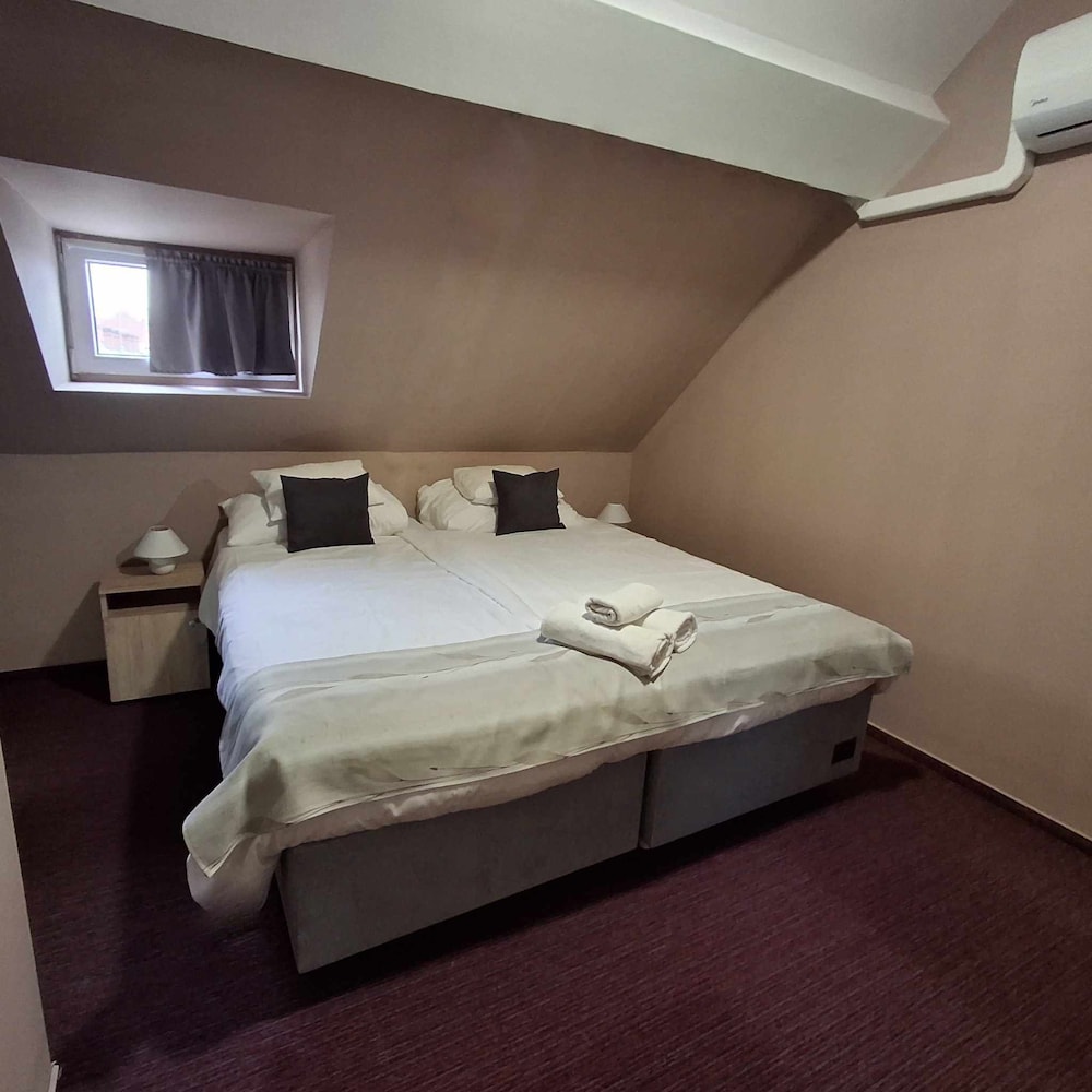 Hotel Unicornis 8/83