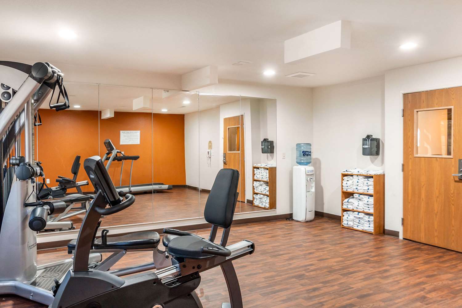 MainStay Suites Dubuque at Hwy 20 28/36