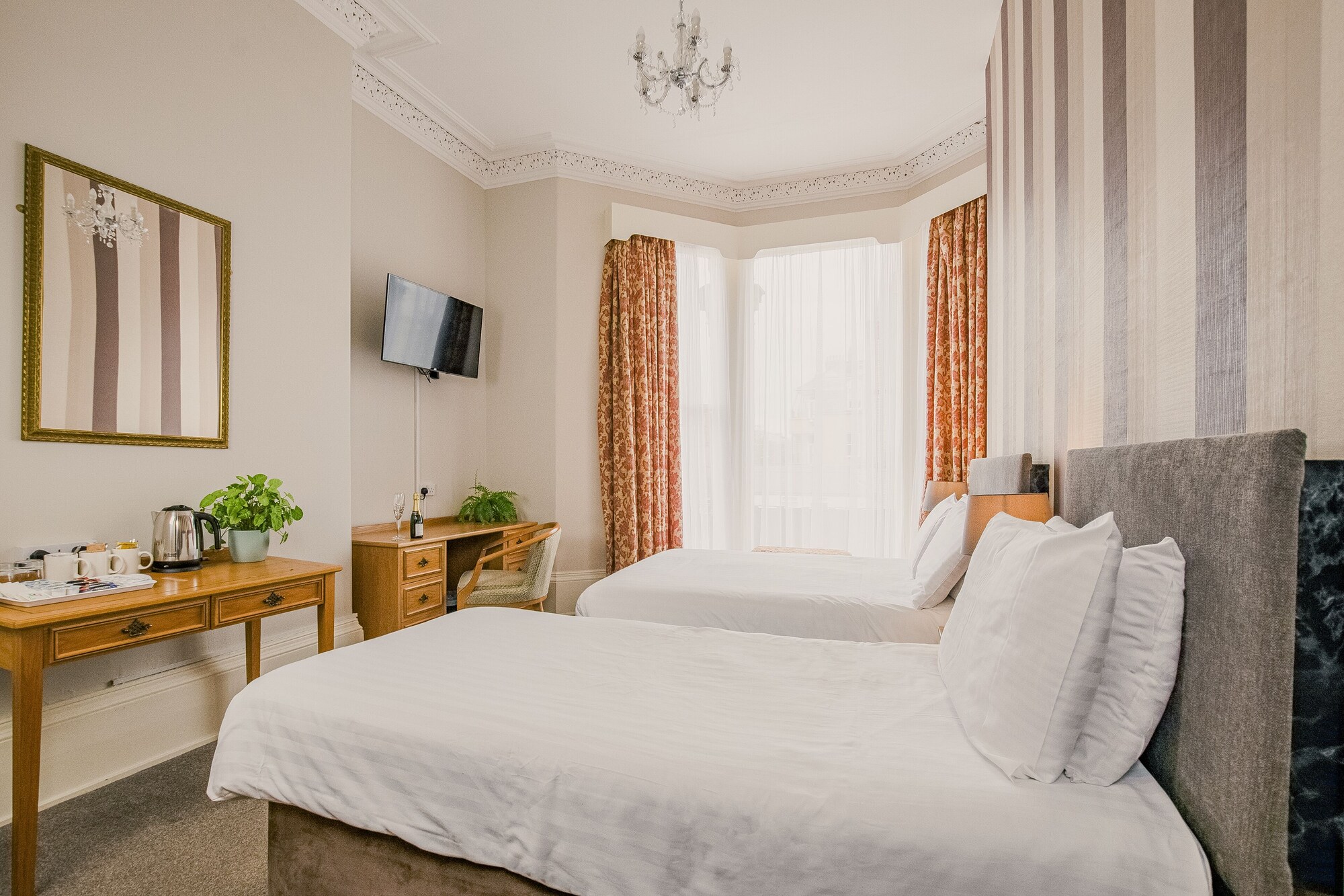 ROOM, TWIN BEDS