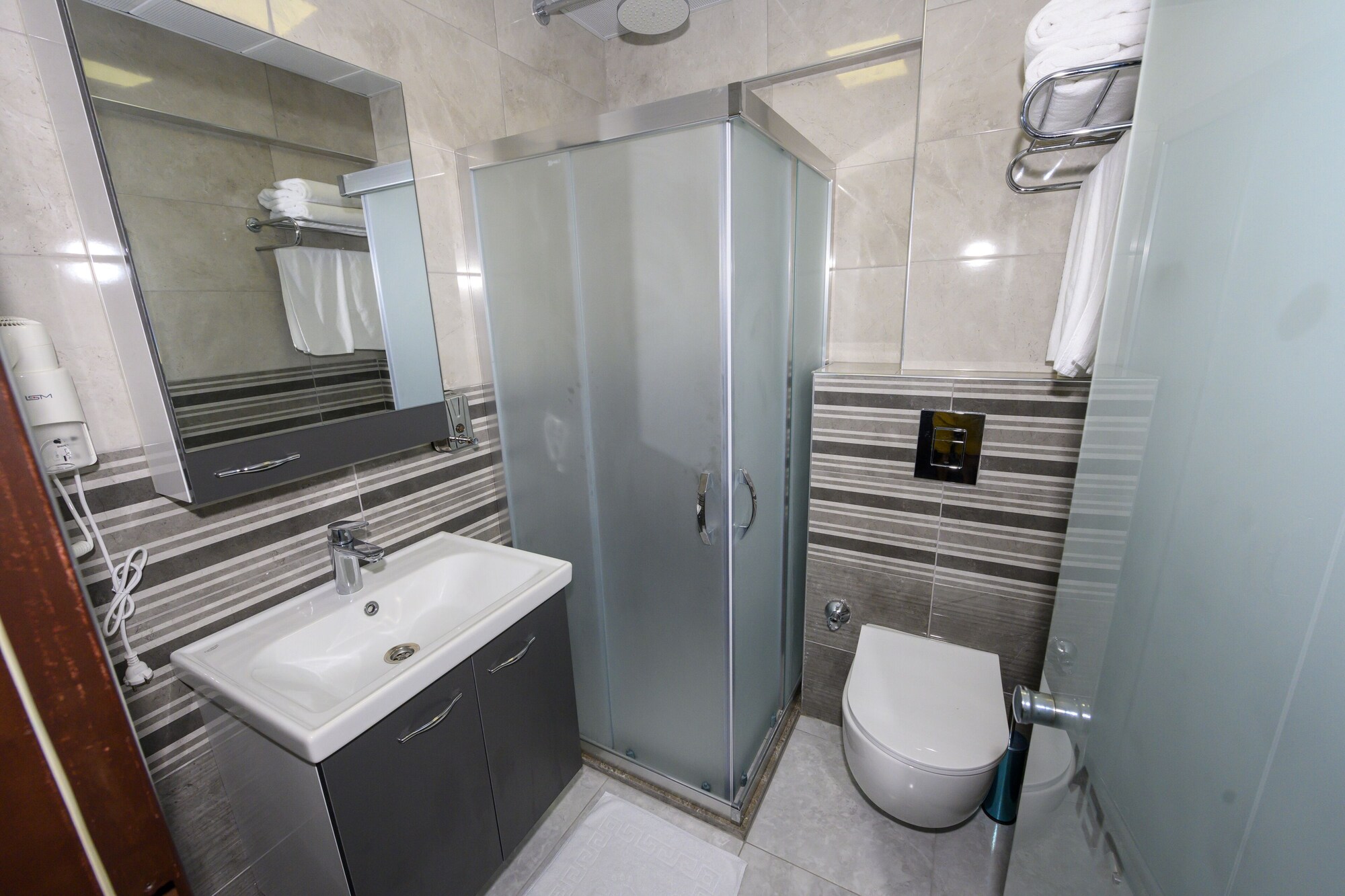 ROOM, DOUBLE OR TWIN BED