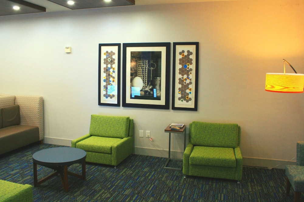 Holiday Inn Express and Suites Marina State Beach Area, an IHG Hotel 41/62