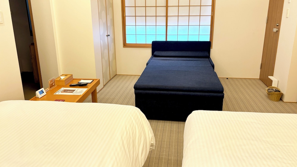Hachi Inn 12/49