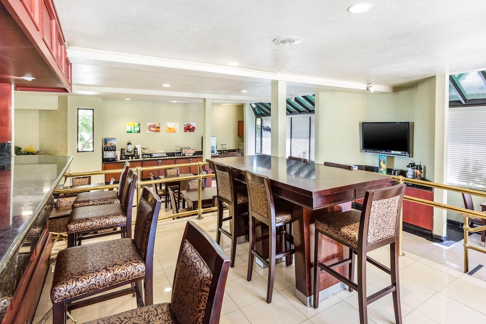 Comfort Inn & Suites Irvine Spectrum 42/49