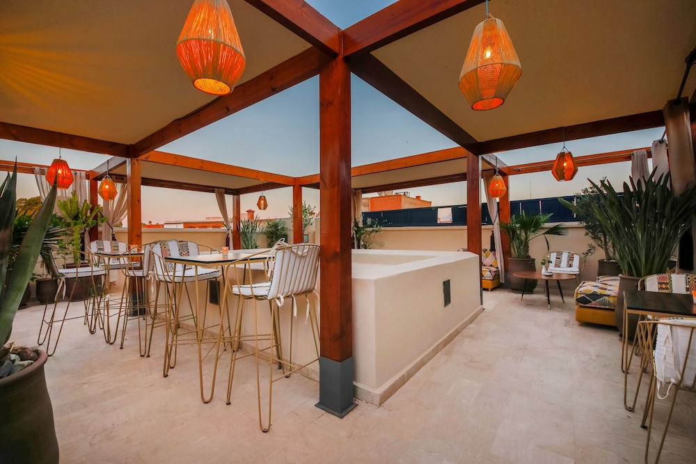 Riad Tahili 33/50