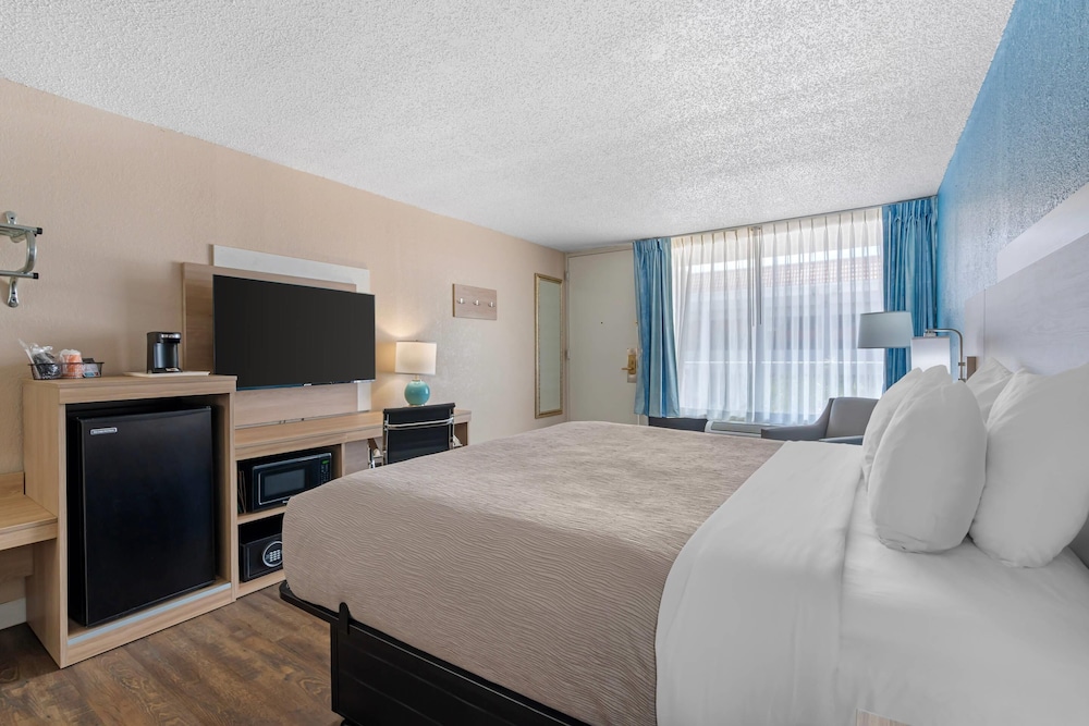 Room, King Bed, Quality Inn & Suites Conference Center 2/7