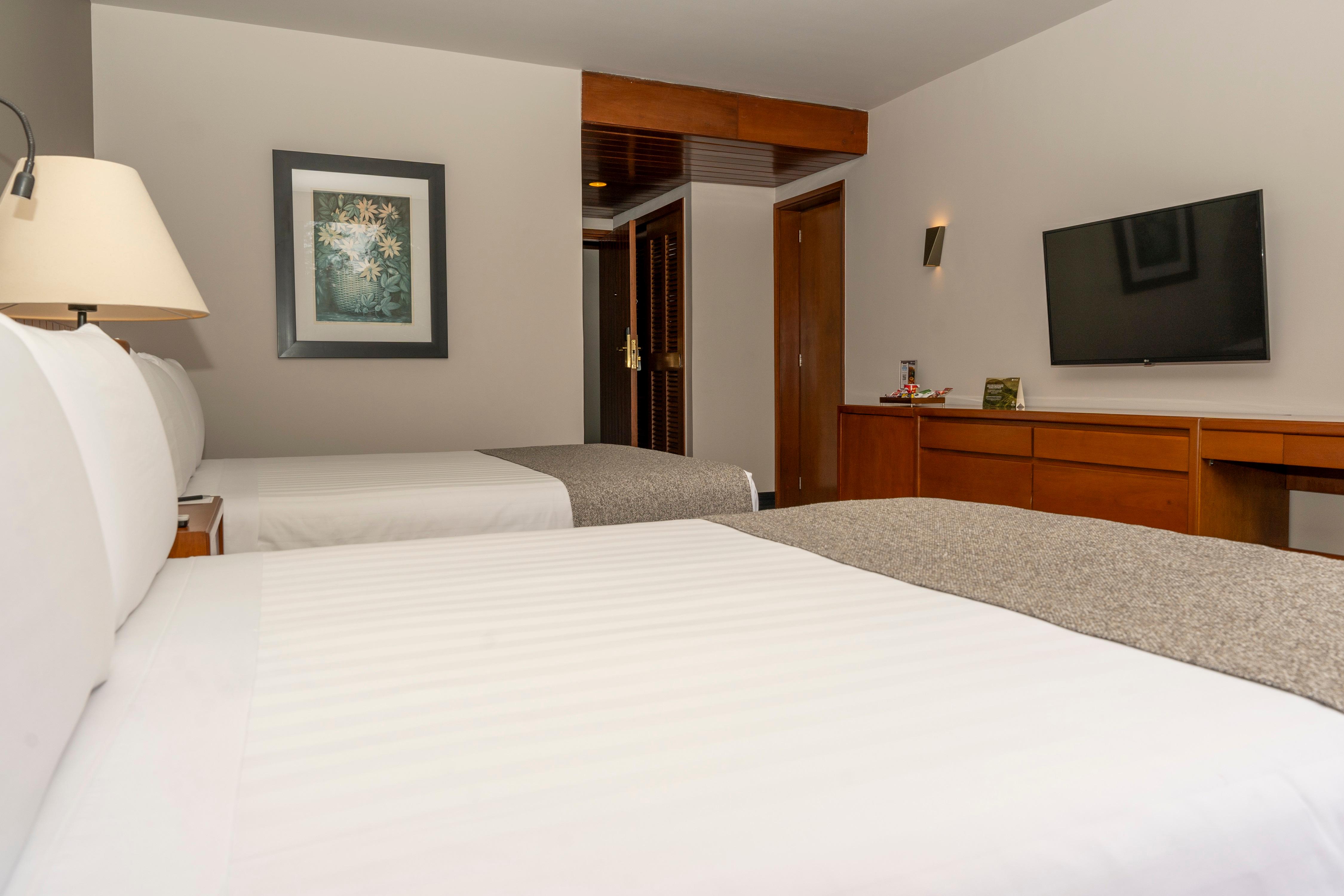 غرفة قياسية رباعية بسريرين منفصلين بإطلالة على البحيرة، Estelar Paipa Hotel Spa Centro de Convenciones 3/6