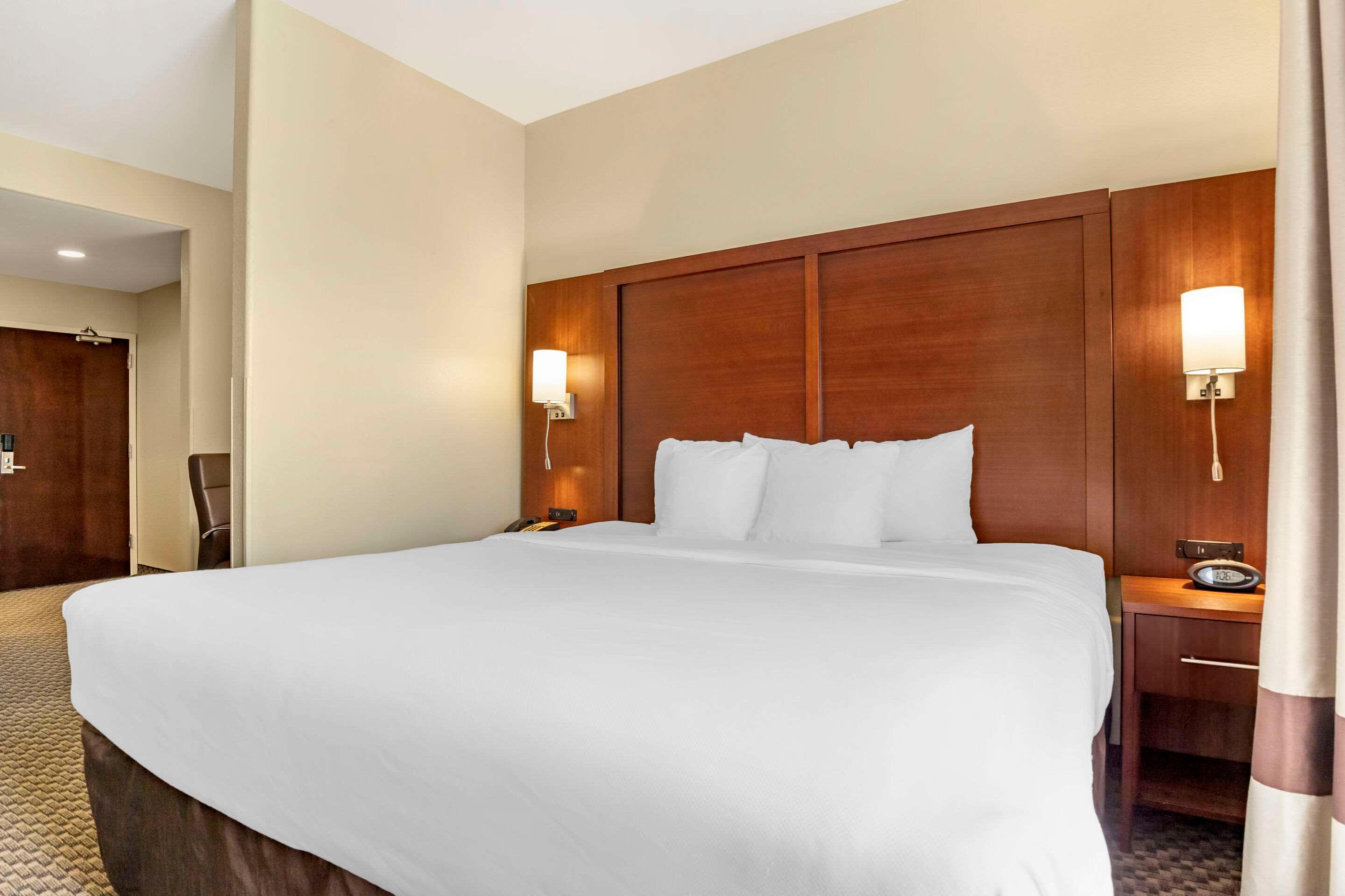 SUITE, KING BED, ACCESSIBLE