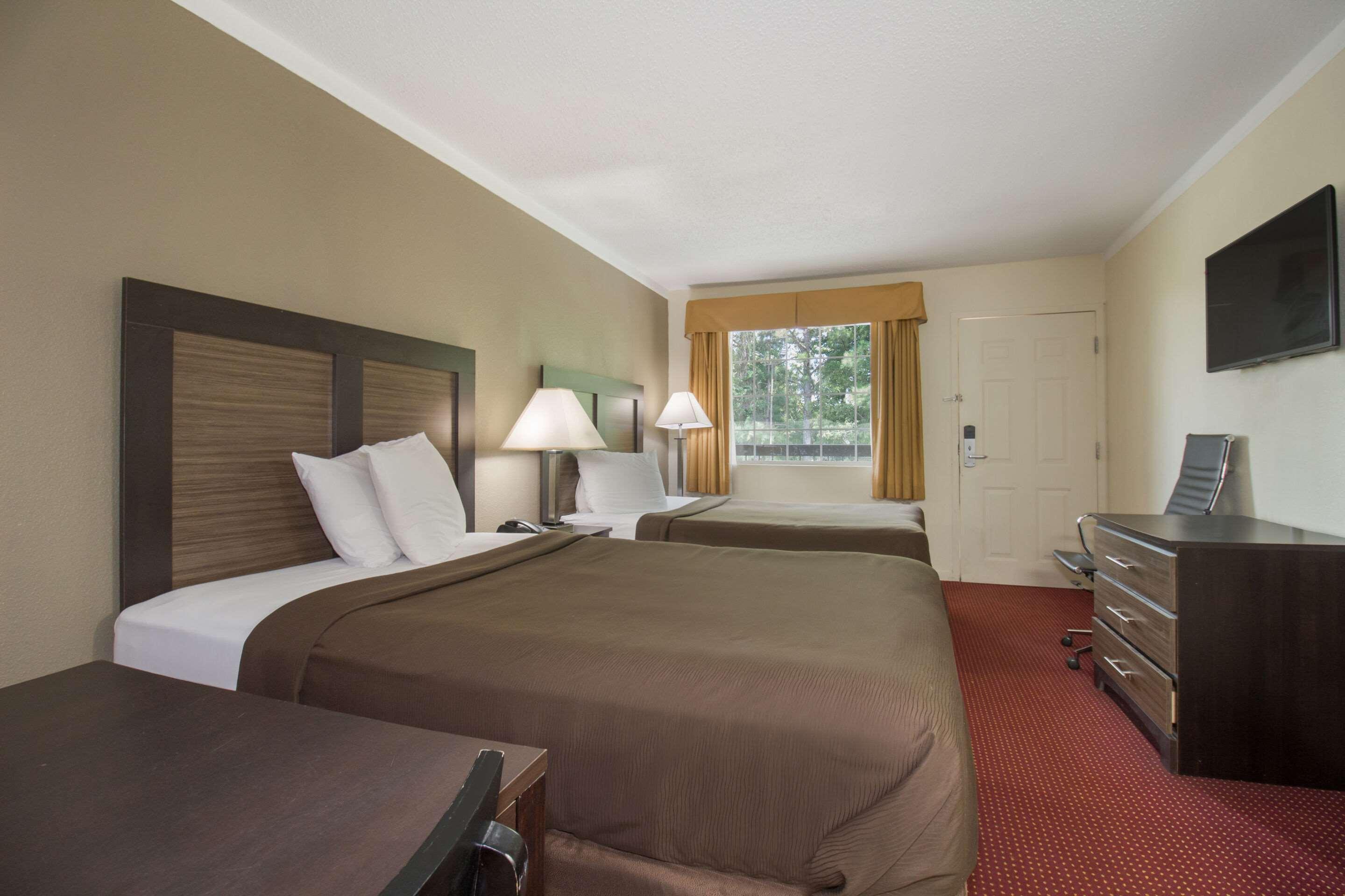 EFFICIENCY, 2 DOUBLE BEDS