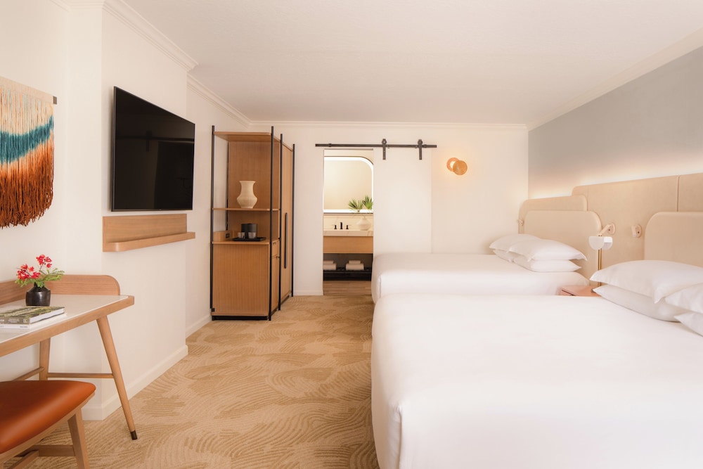 Room, Multiple Beds, Courtyard View