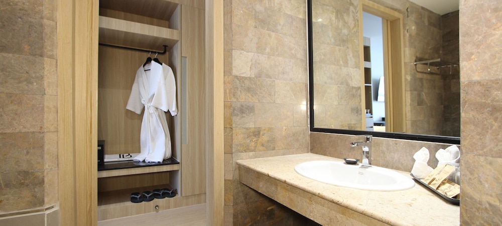 Pooh Beach Resort and Spa 56/57