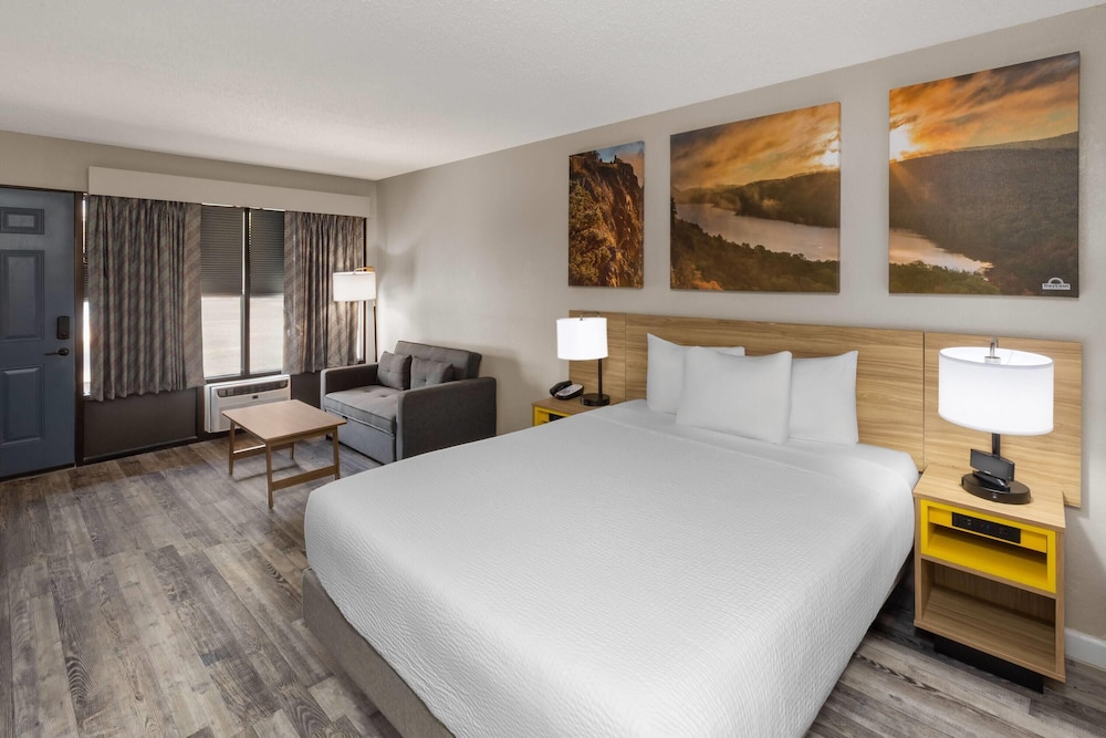 ROOM, QUEEN BED