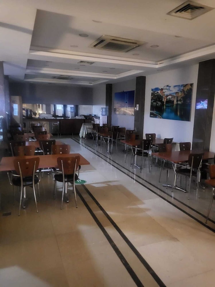Lal Hotel 25/35