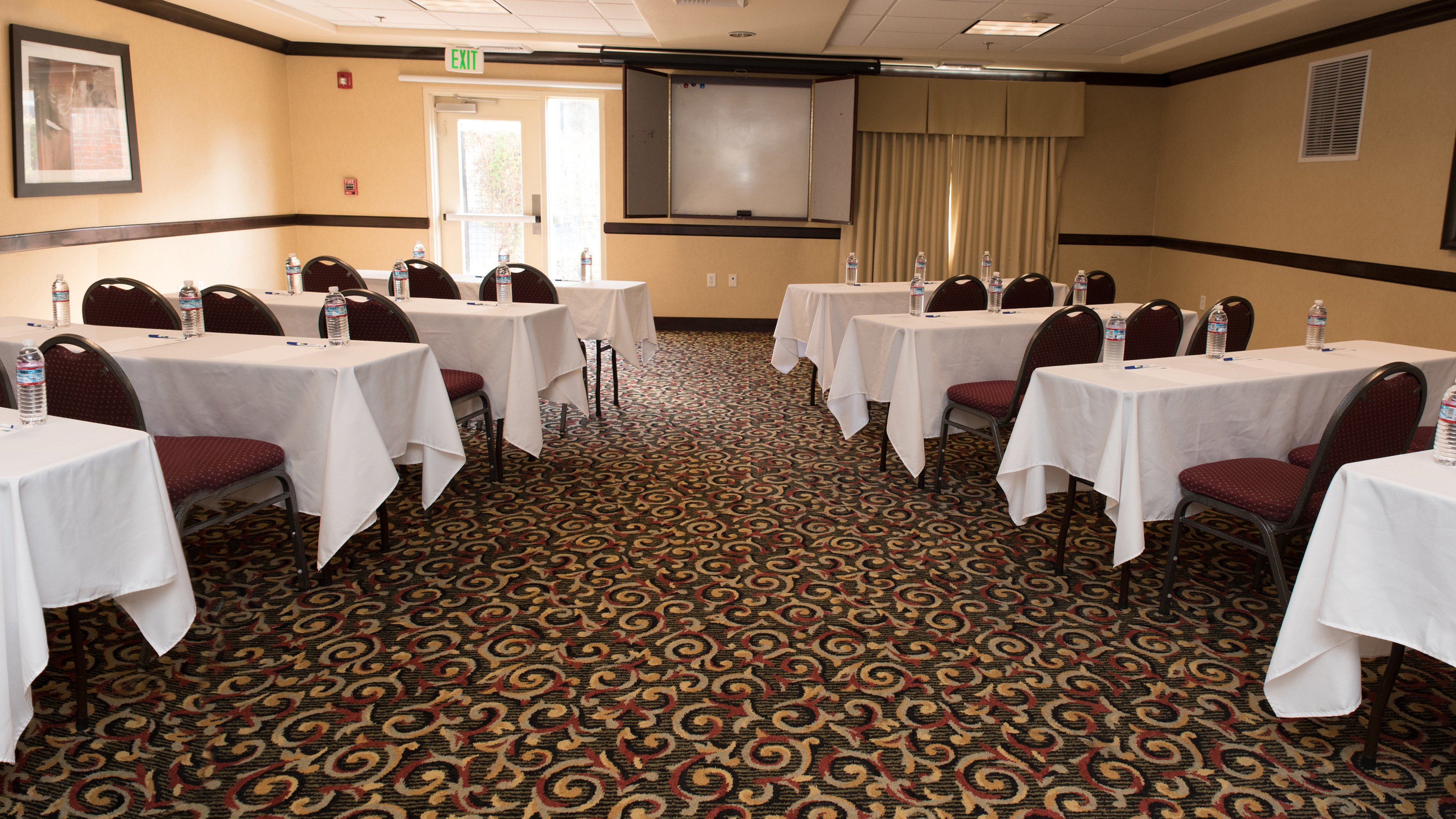 Holiday Inn Express Hotel & Suites Lincoln-Roseville Area 63/71
