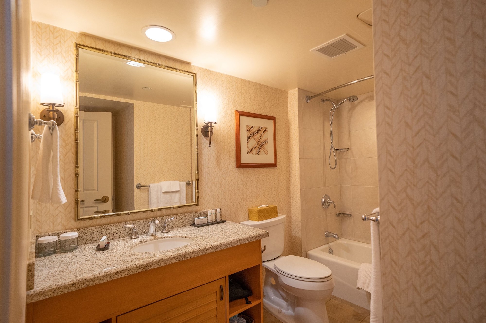 جناح بسريرين كينج بإطلالة على المدينة بغرفتي نوم مع أريكة، Embassy Suites By Hilton Waikiki Beach Walk 6/6