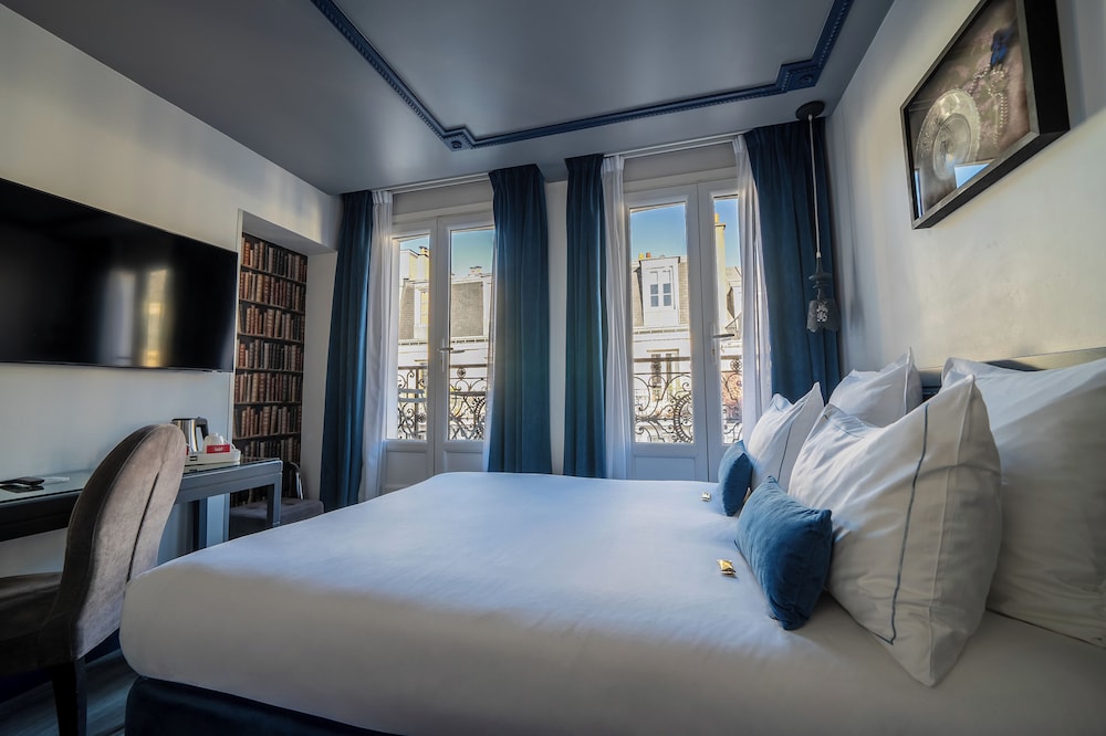 DELUXE, DOUBLE OR TWIN BED