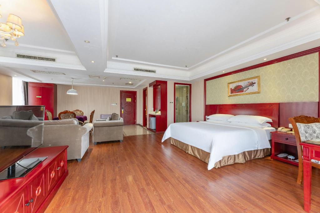 Vienna Hotel (Chongqing Changshengqiao Metro Station) 10/53
