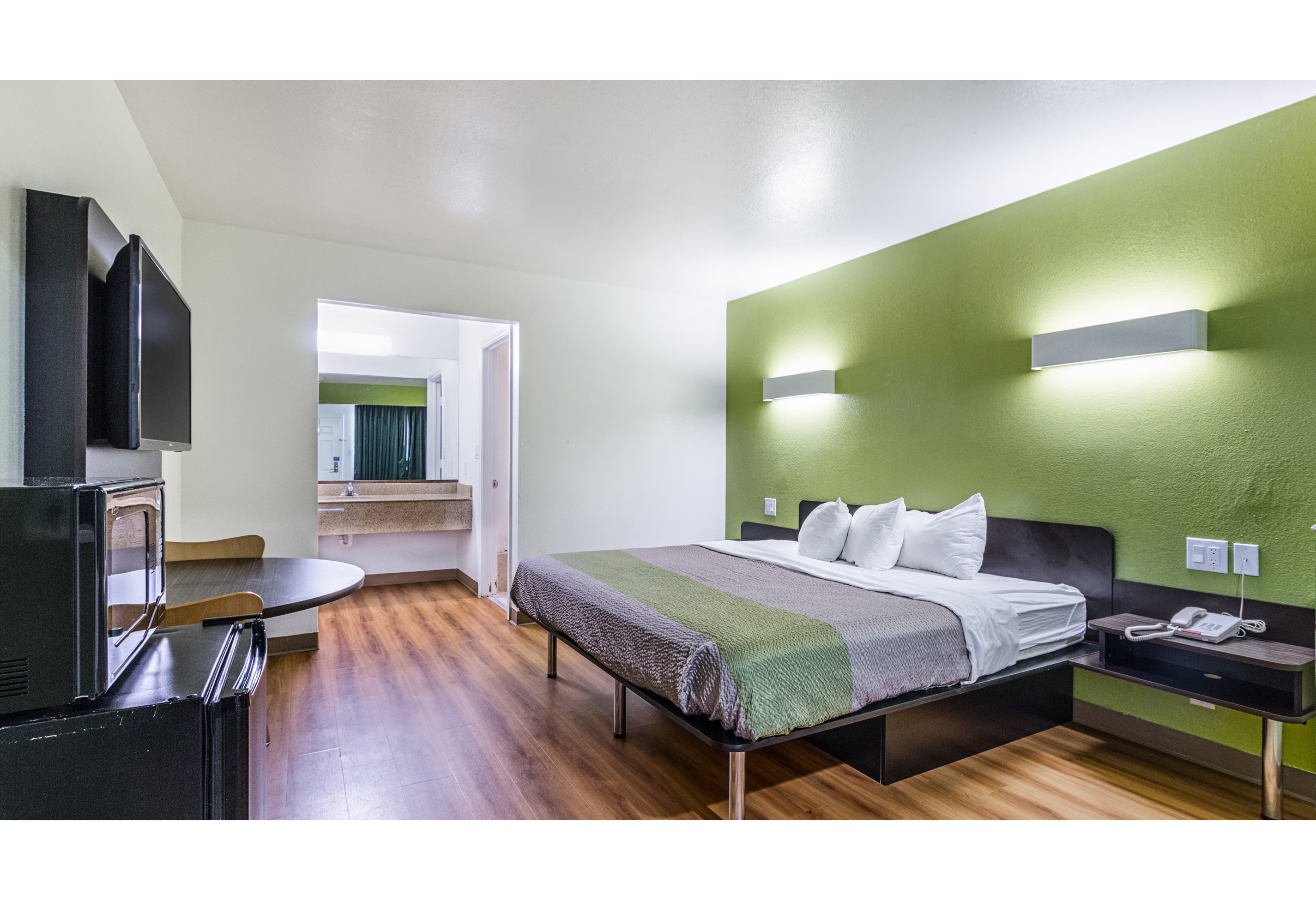 1 King Bed - Mobil Access Tub Nsmk Micfridg