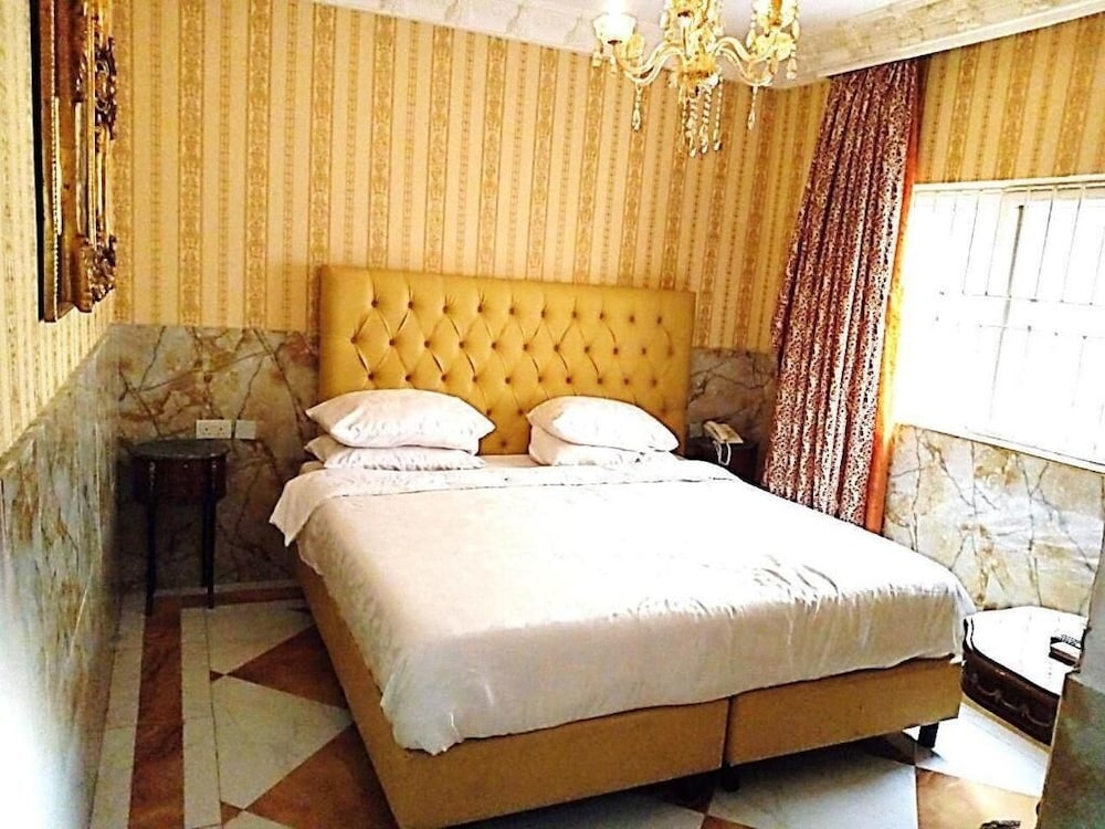 Grand Emperor Hotel 8/40