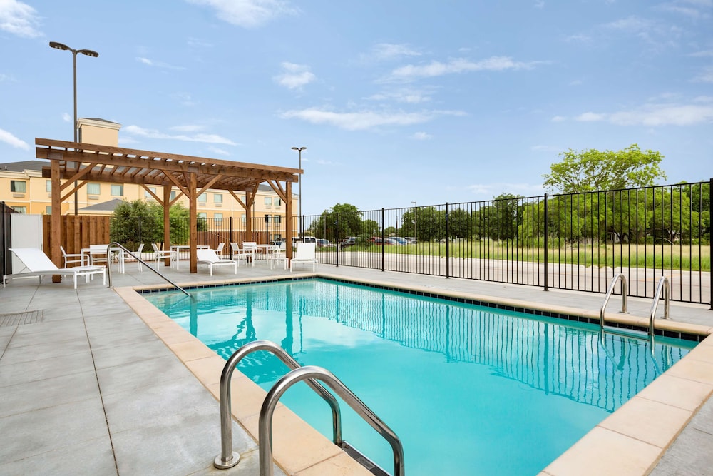 Country Inn & Suites by Radisson, New Braunfels, TX 2/27