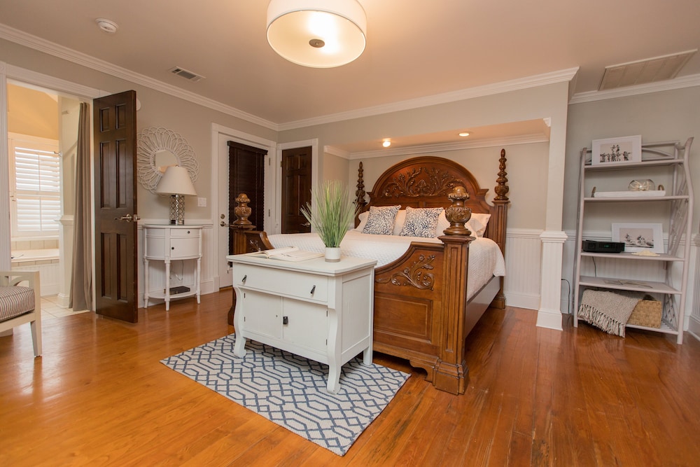 The Burrus House Inn Waterfront Suites 8/50