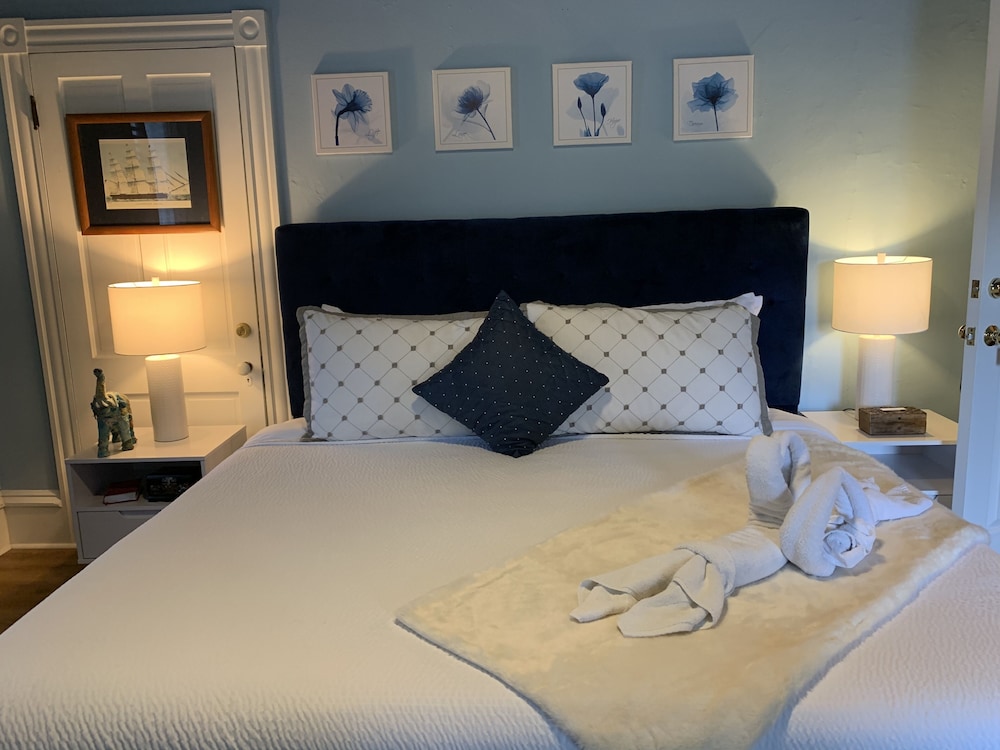 LUXURY, SUITE, KING BED, BALCONY
