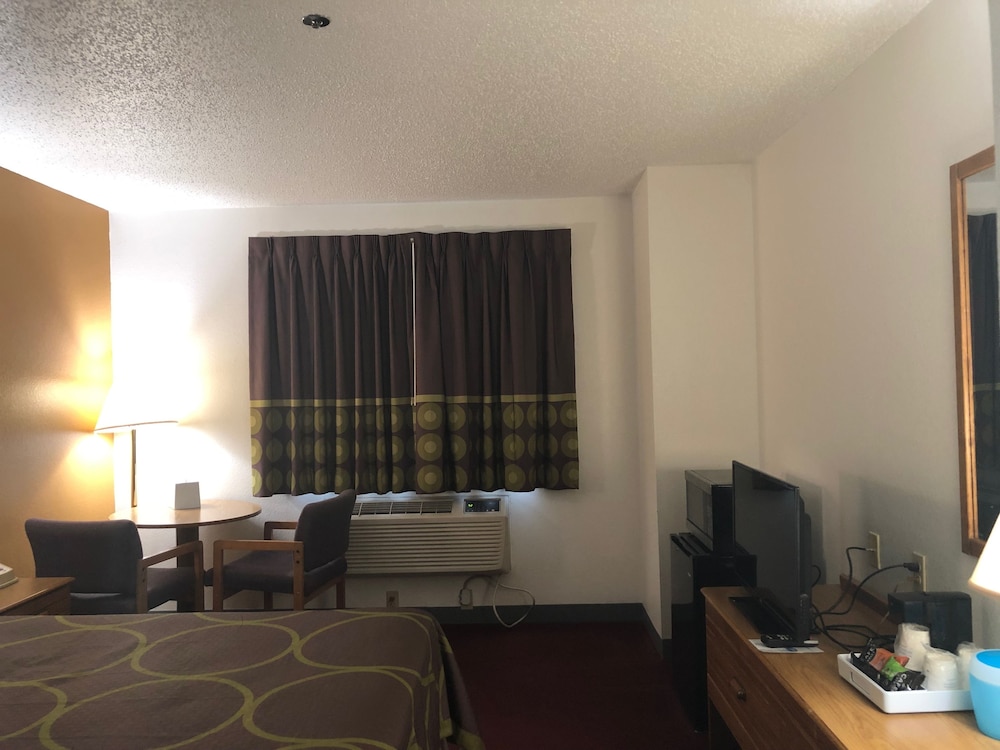 Super 8 by Wyndham Front Royal 15/24